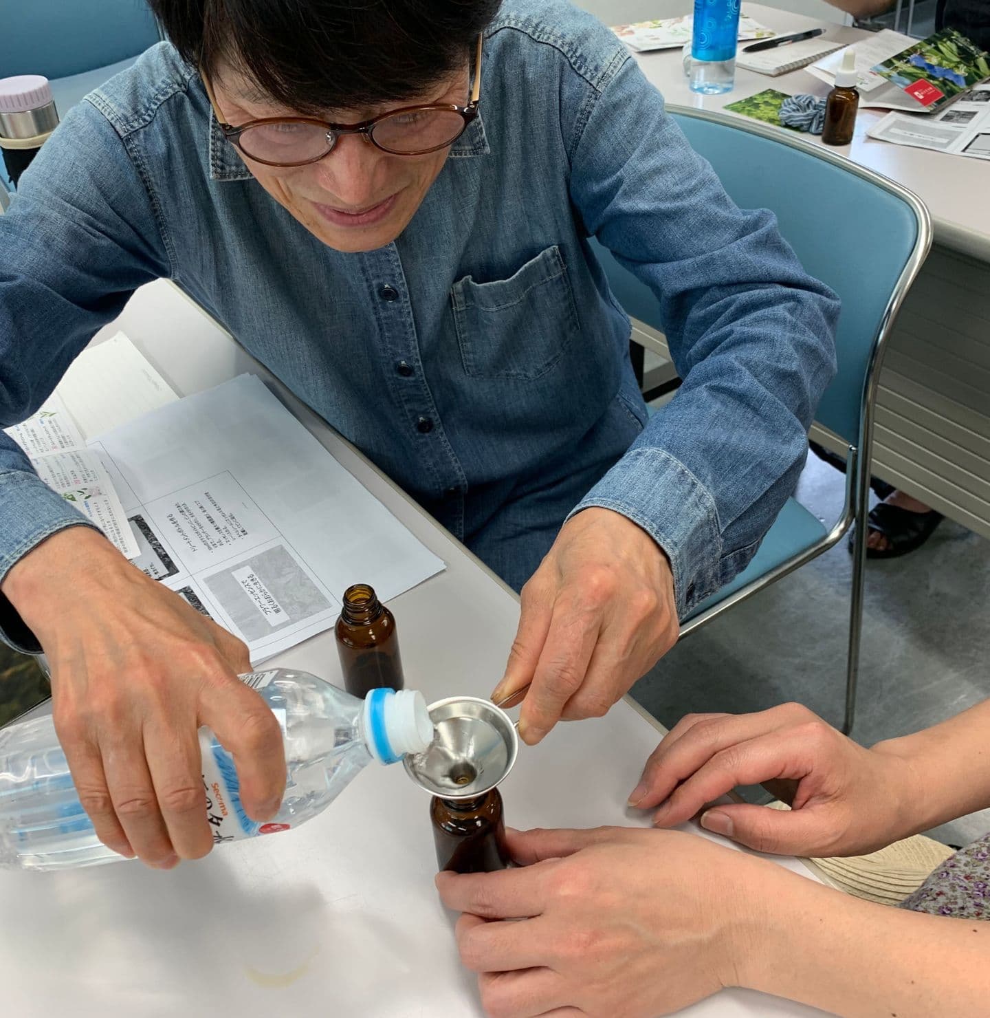 瓶に水を注ぐ人