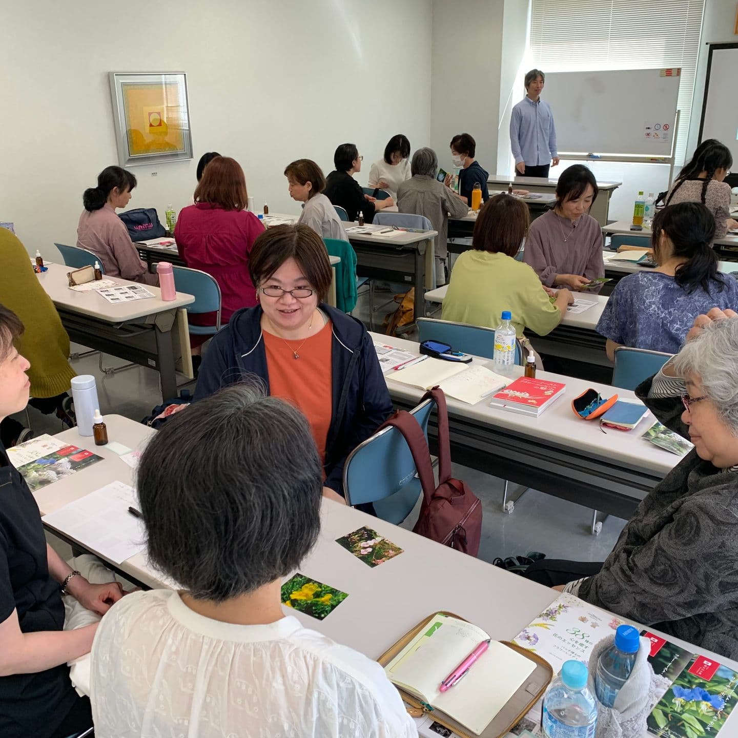 グループで話しあう人々